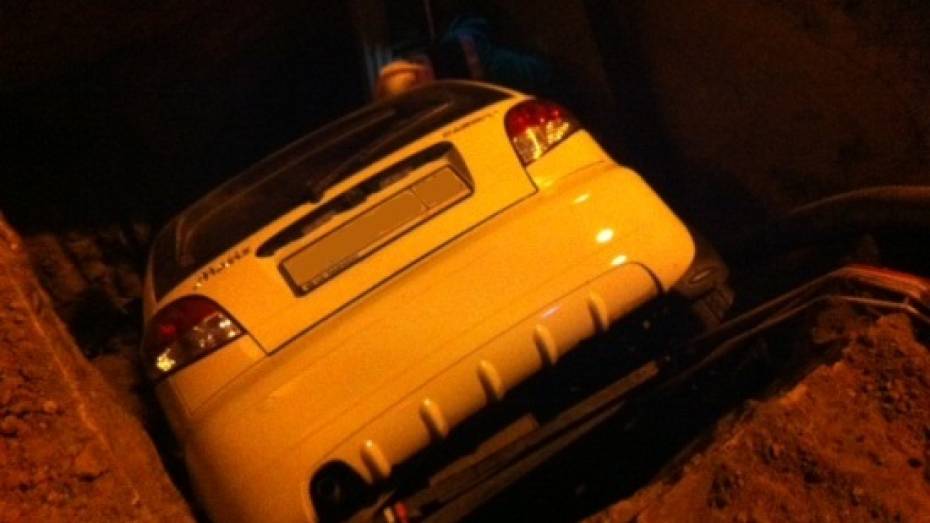 В центре Воронежа «Матиз» влетел в яму, разрытую коммунальщиками