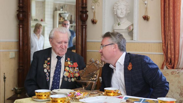 Мэр Воронежа поздравил с наступающим Днем Победы защитника города Митрофана Москалева
