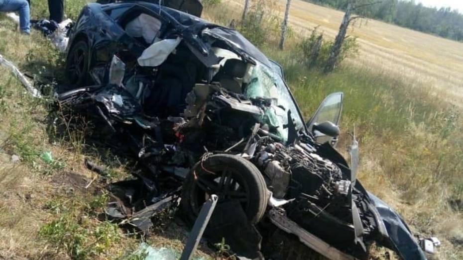 В Воронежской области Audi A6 выехал на встречку и врезался в МАЗ: 2 пассажира погибли