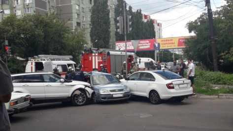 Воронежские спасатели деблокировали попавшую в ДТП женщину