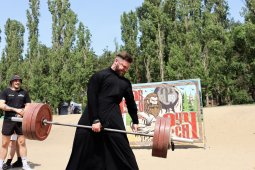 Воронежский священник одной рукой поднял штангу весом в 200 кг