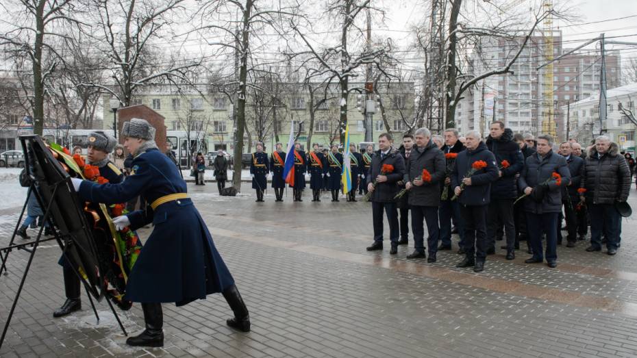 В Воронеже губернатор почтил память воинов-интернационалистов