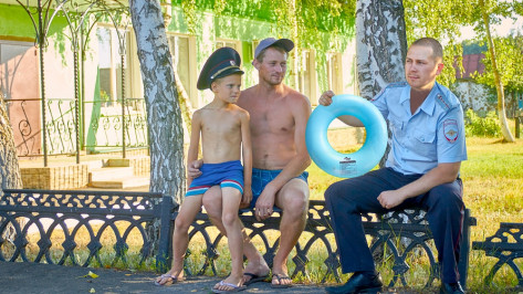 В Воронежской области полицейский спас тонувшего 8-летнего мальчика