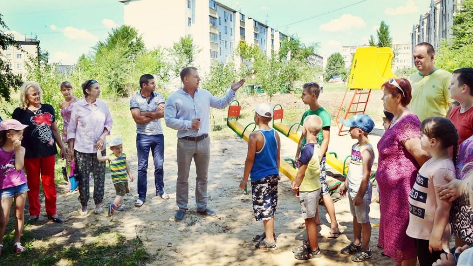 Семилукские общественники оборудовали спортплощадку для молодежи и пенсионеров