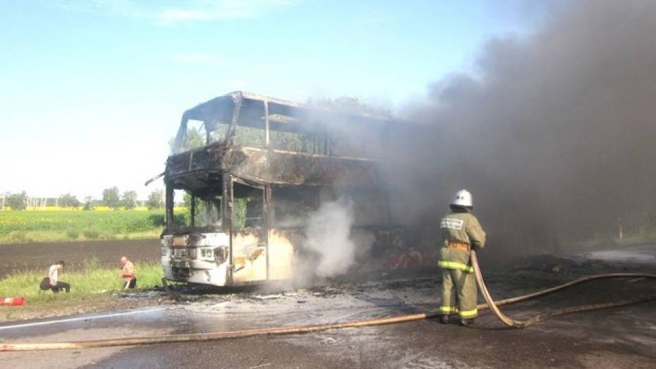 В Грибановском районе на трассе «Москва-Астрахань» сгорел пассажирский автобус
