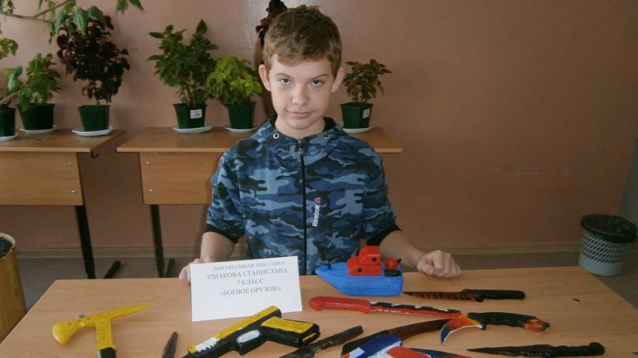Верхнемамонский семиклассник сделал макеты боевого оружия из дерева