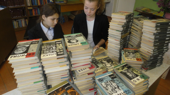 Воробьевская семья подарила сельской школе более 200 книг