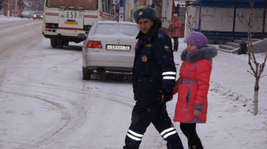 В Новохоперском районе школьников переводят через дорогу сотрудники ГИБДД