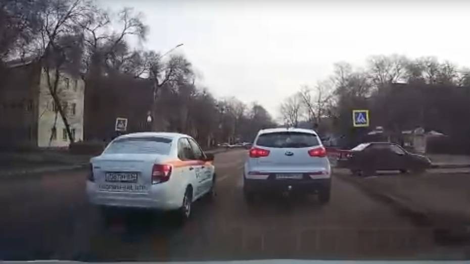 В Воронеже оштрафовали аварийного комиссара, выехавшего на встречку