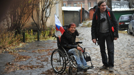 Проехавшая 5 тыс километров автостопом колясочница сделала остановку в Воронеже