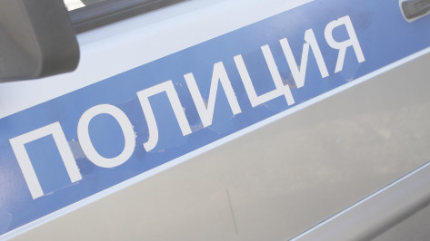 ВАЗ влетел в столб и припаркованные автомобили в воронежском микрорайоне Шилово