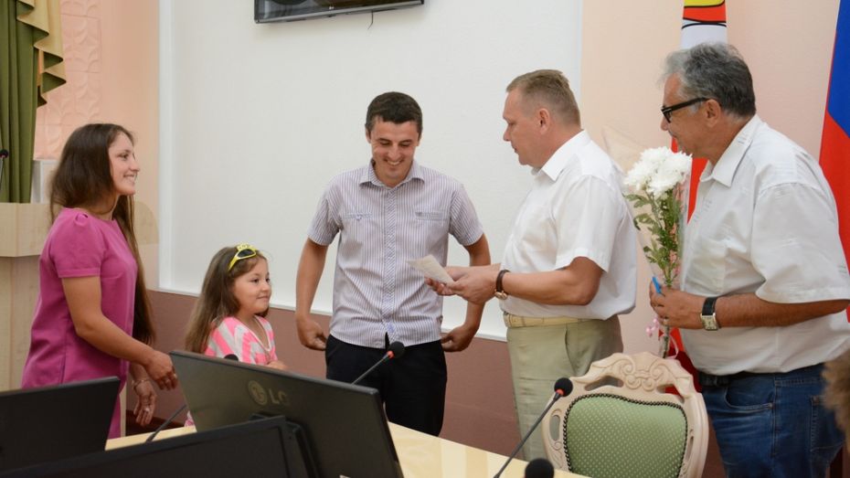 В Острогожском районе 3 сельских семьи получили сертификаты на строительство жилья