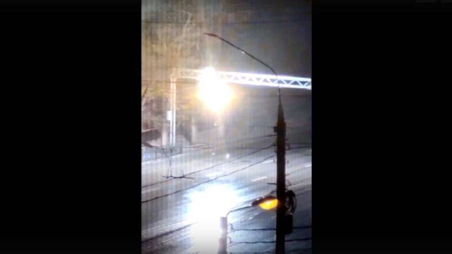 Видео: провода загорелись на Московском проспекте в Воронеже