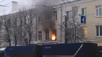 Спасатели эвакуировали 4 человек из горящей квартиры в центре Воронежа