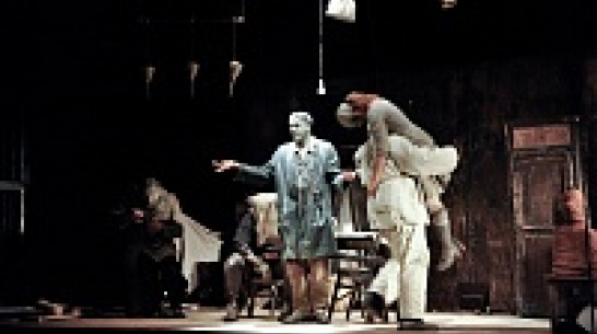 На сцене драмтетра французские актеры ели камни, мылись песком и отрезали от себя куски мяса