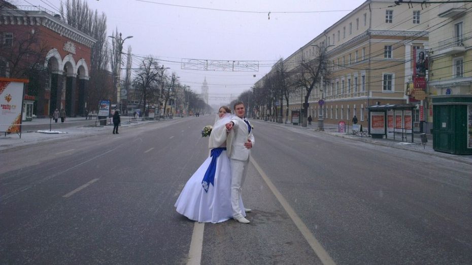 Из-за эстафеты олимпийского огня в Воронеже жениху с невестой пришлось идти во Дворец бракосочетаний пешком