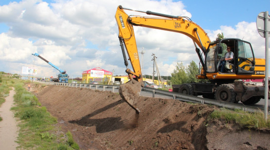 В Новоусманском районе дорожники начали реконструкцию водоотводной траншеи вдоль трассы Р-193