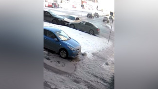 В воронежском ЖК «Лазурный» автомобиль протаранил две машины
