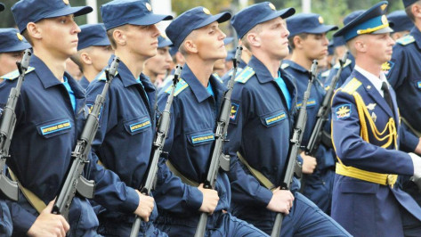 Пять юношей из Репьевского района приняли воинскую присягу на центральной площади Воронежа