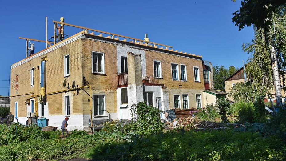 В Панинском районе приступили к ремонту сорванной ветром крыши многоквартирного дома