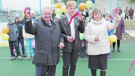 В таловском поселке Новотроицкий открыли новую спортивную площадку
