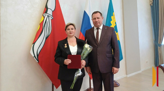 Замглавы администрации Хохольского района вручили почетный знак Воронежской области