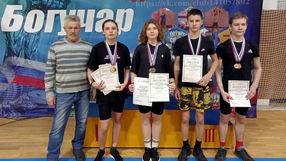 Кантемировцы завоевали 4 «золота» на областном первенстве по гиревому спорту