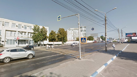 В центре Воронежа автомобиль на большой скорости едва не сбил 2 пешеходов на «зебре»