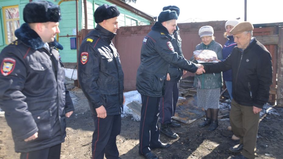 Павловчане поблагодарили полицейских за спасение на пожаре