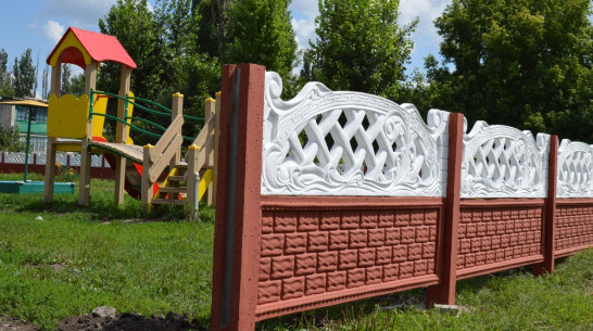 В Новоусманском селе детскую площадку огородили от скутеристов забором 