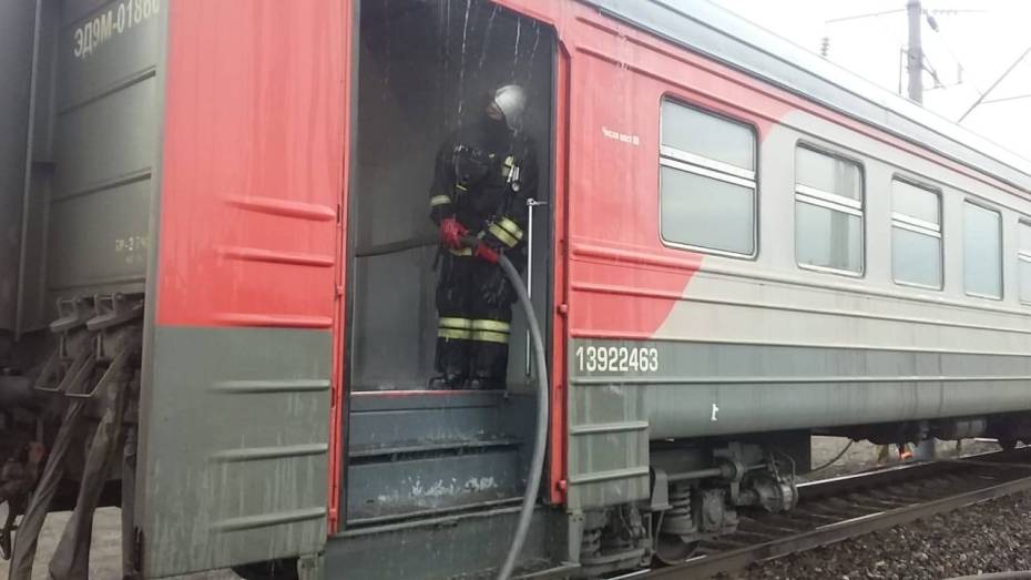 Пять поездов задержали из-за пожара в воронежской электричке