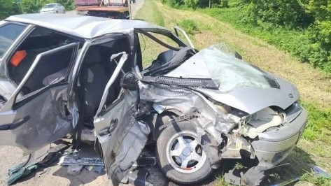 В Воронежской области «Лада» врезалась в Hummer: пострадали женщина и 2 детей