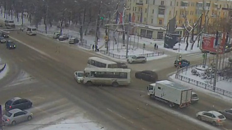 ДТП с маршруткой и иномаркой на перекрестке в Воронеже попало на видео