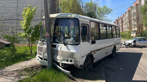 В Воронеже автобус ПАЗ врезался в опору ЛЭП после столкновения с легковушкой