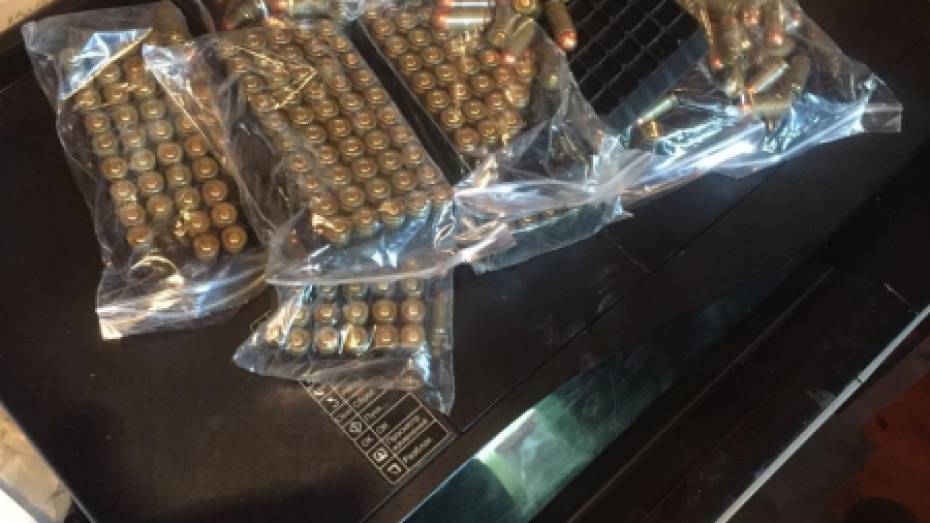 У жительницы Воронежской области нашли пистолет с глушителем и 500 патронов