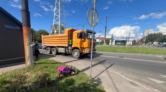 В Воронеже КамАЗ снес двухлетнюю девочку на детском велосипеде