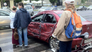 В Воронеже грузовик врезался в 2 иномарки на Ленинском проспекте