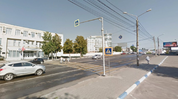 В центре Воронежа автомобиль на большой скорости едва не сбил 2 пешеходов на «зебре»