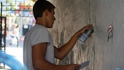 Уличные художники из Воронежа расписали арку в Саратове