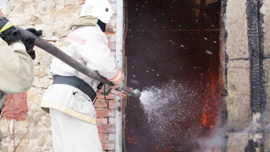 Богучарские огнеборцы рассказали подробности тушения пожара в мехмастерской