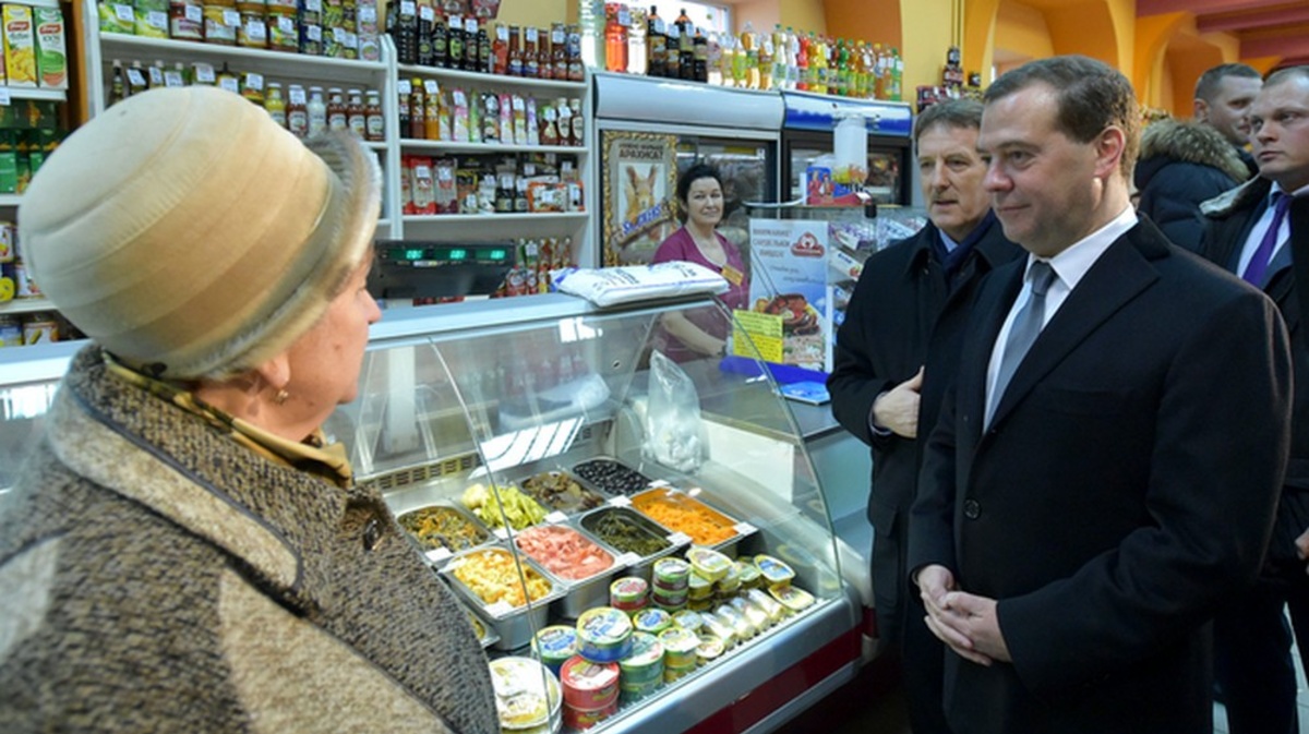 Продавец левый берег. Медведев в магазине. Медведев в Воронеже. Посещение продуктового магазина.