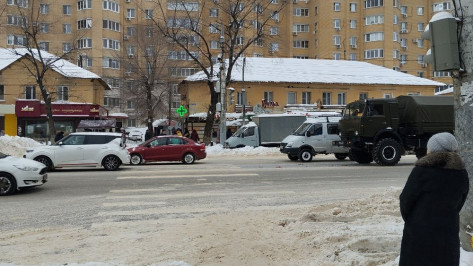 Военный грузовик врезался в легковушку в Воронеже