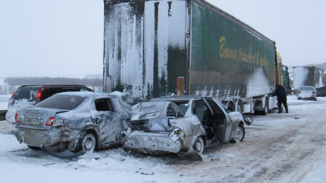 Более 20 машин попали в аварию на трассе в Воронежской области