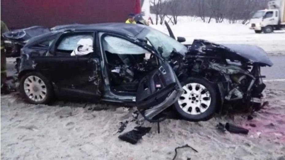 В Воронежской области легковушка врезалась в 3 грузовика: водитель погиб