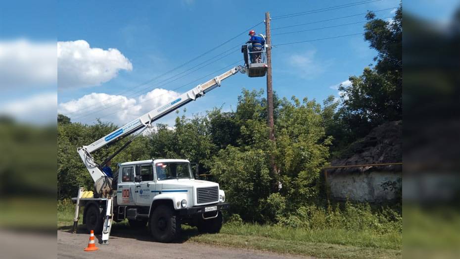 Активисты петропавловского села Новотроицкое обновили уличное освещение