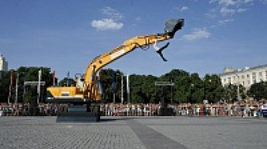 Французский артист станцевал с воронежским экскаватором