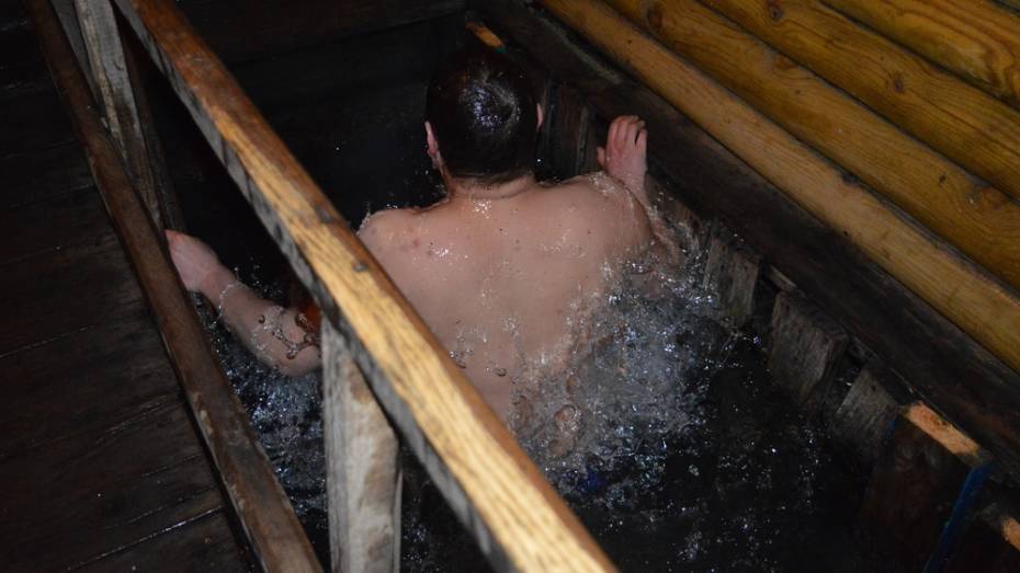 Около 200 репьевцев искупались на Крещение