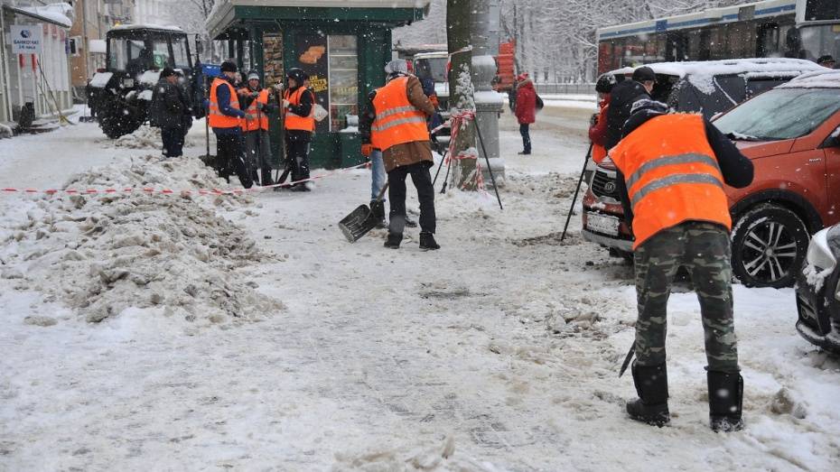 Глава Воронежа поручил управам усилить работу по очистке тротуаров