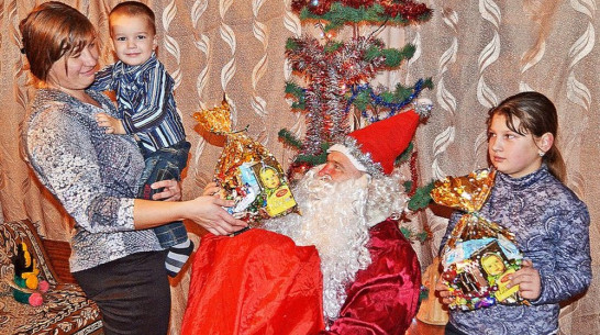 Редакционный Дед Мороз с подарками побывал в отдаленном бутурлиновском селе