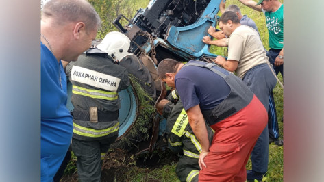 В Воронежской области трактор съехал в кювет и перевернулся: водителя доставали спасатели